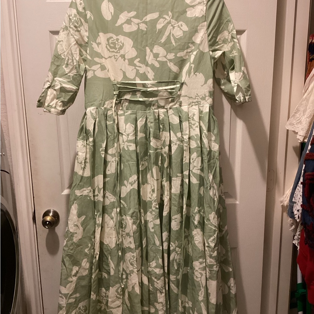 Chic Long Sleeve Floral Dress in Green and White - Picture 5 of 9